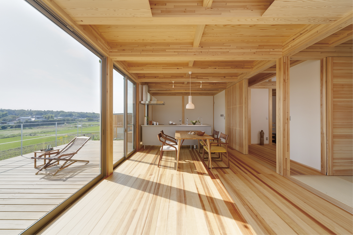 自然素材の家の建築実例：無垢材を使った木の家のリビング
