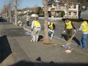 二世帯住宅を建てる工務店を選ぶ際には地域への配慮も重要（清掃風景）