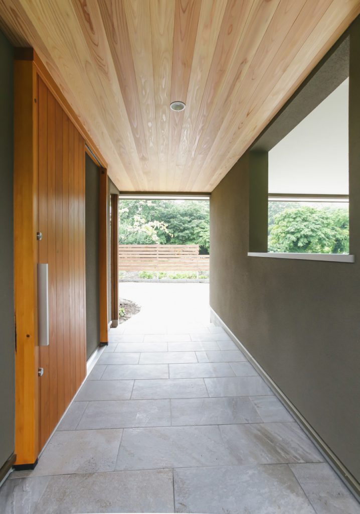 自然素材の木の家の建築実例：平屋の玄関