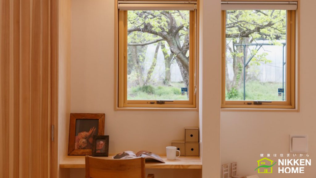 自然素材の木の家の建築実例：漆喰の壁に木製建具の窓