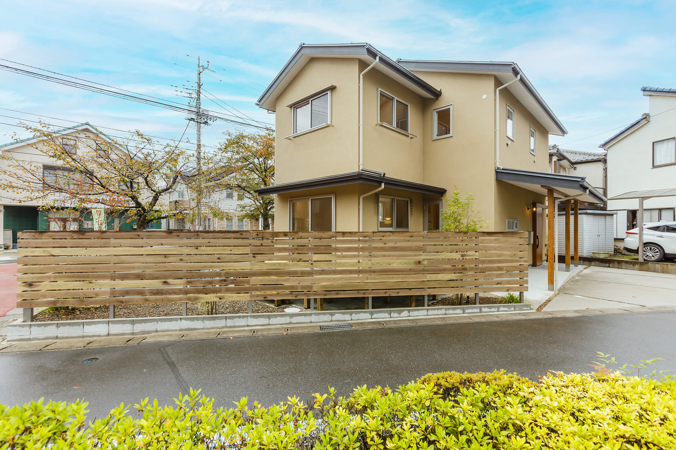 桜並木に建つ廻りの家