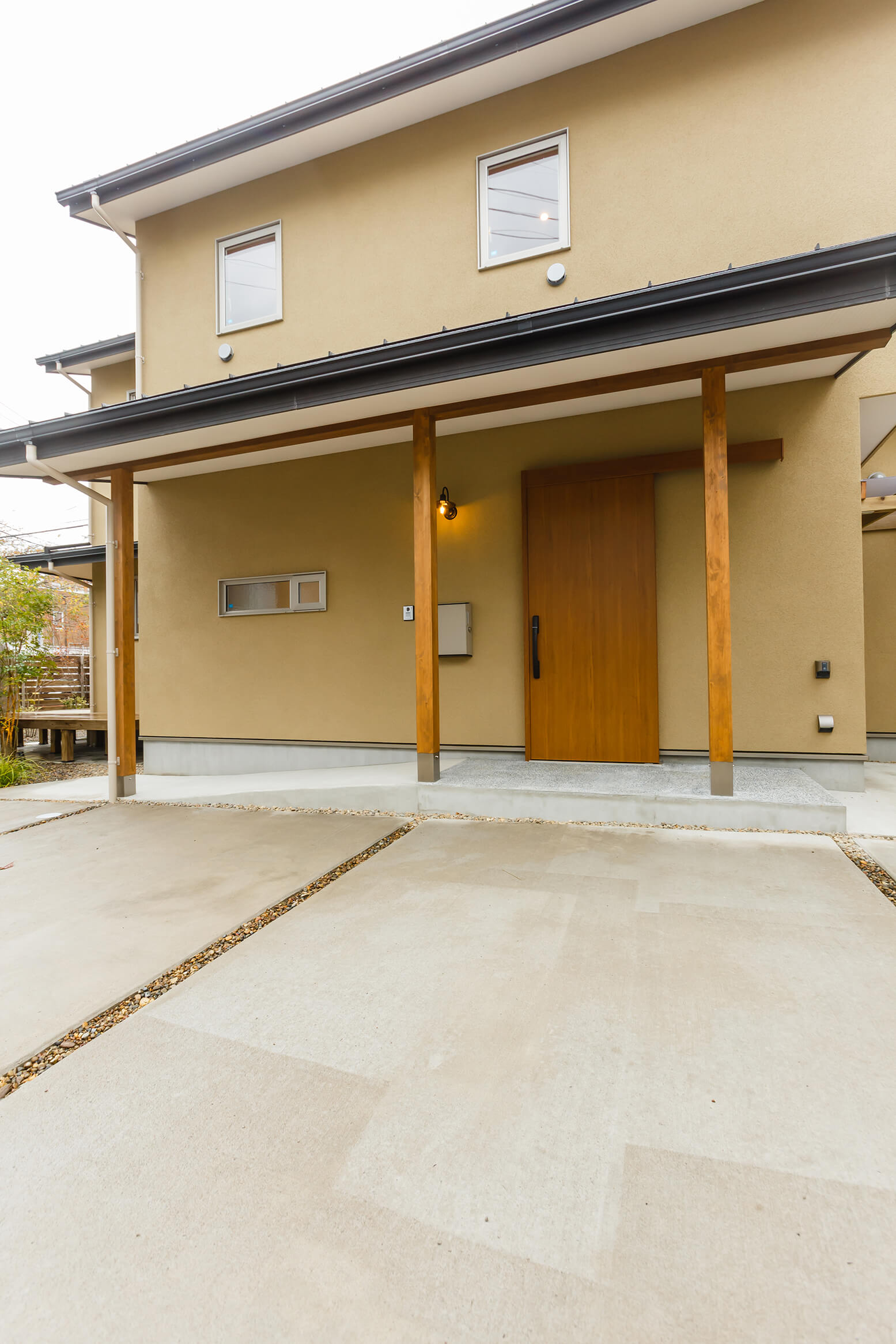 桜並木に建つ廻りの家