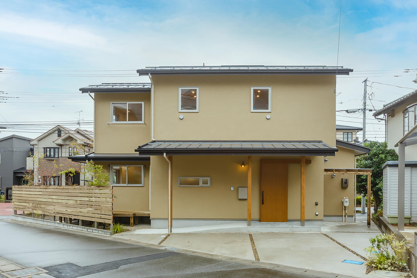 桜並木に建つ廻りの家