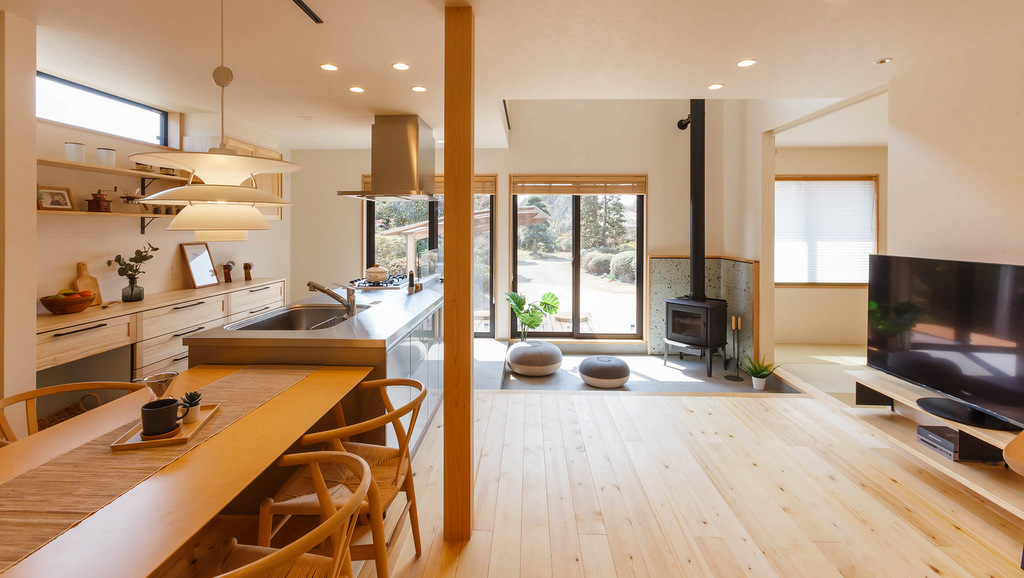 薪ストーブ・無垢床・木製の家具。様々な要素がナチュラルな家を形づくる。