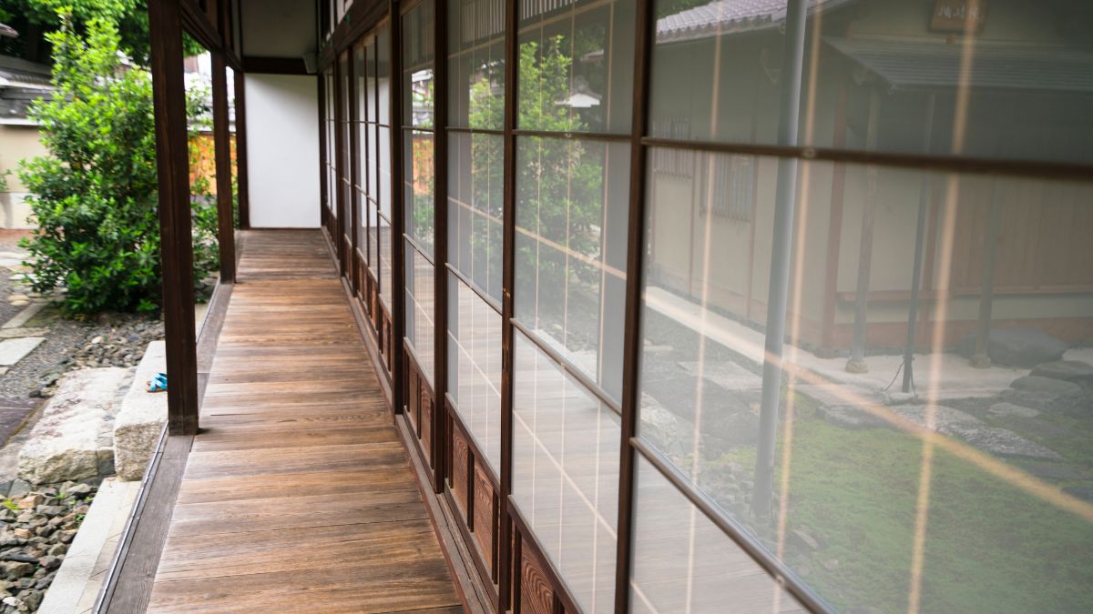 伝統的な日本家屋の縁側