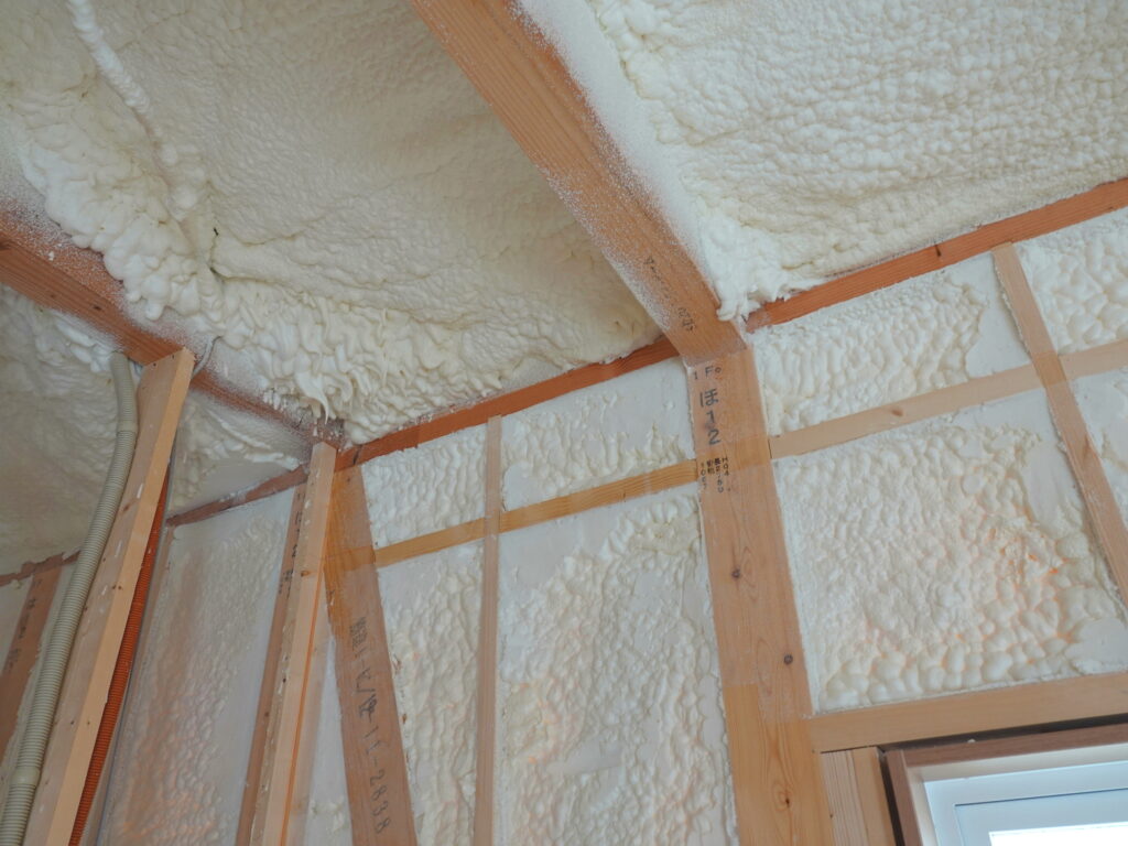 住宅の吹付断熱工事発砲ウレタン