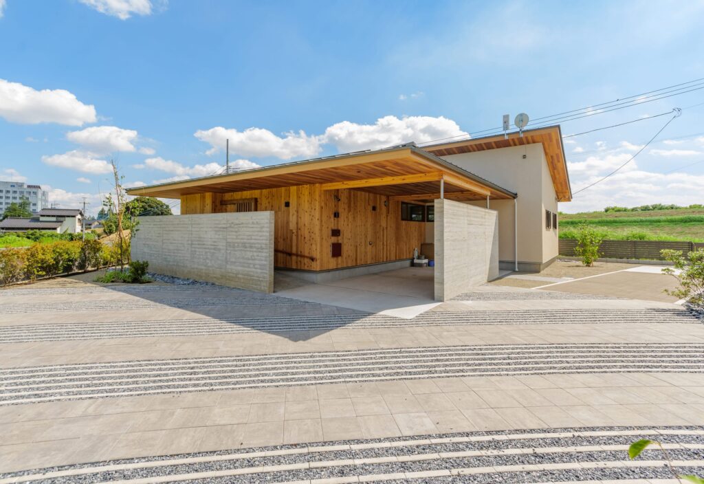 板張りで外壁をツートンにした事例