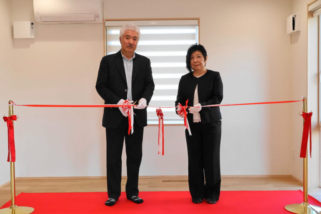 M様テープカット