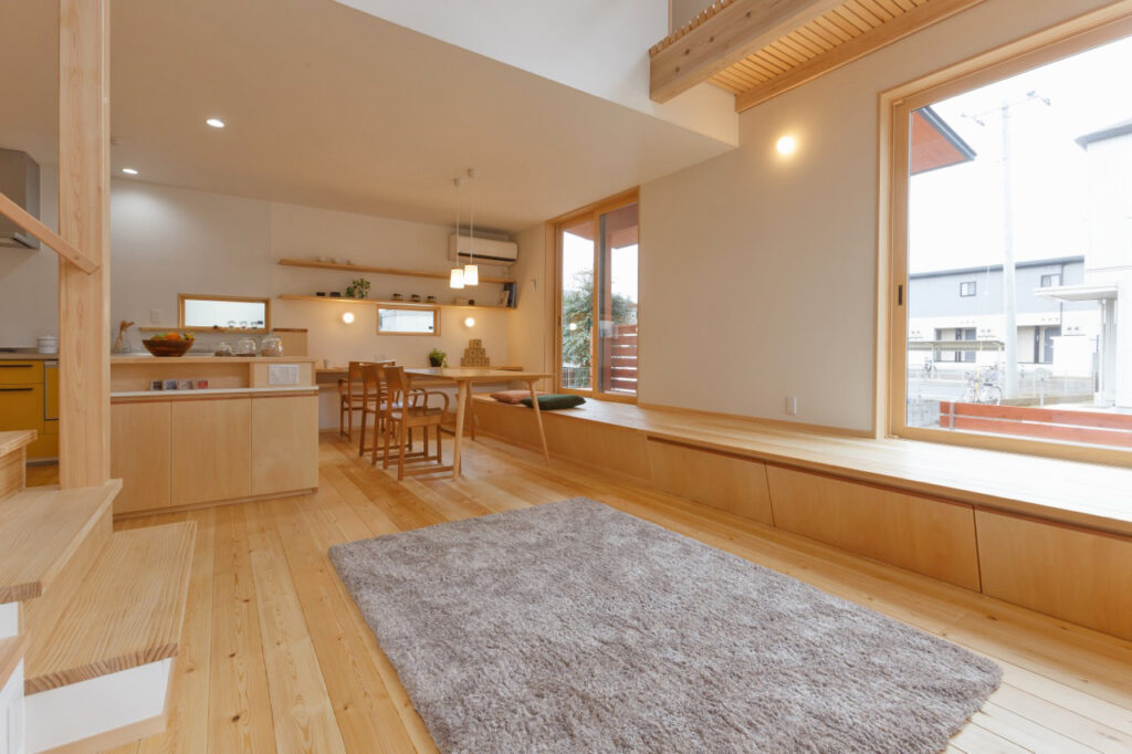 室内デッキテラスを兼ねた小上がり