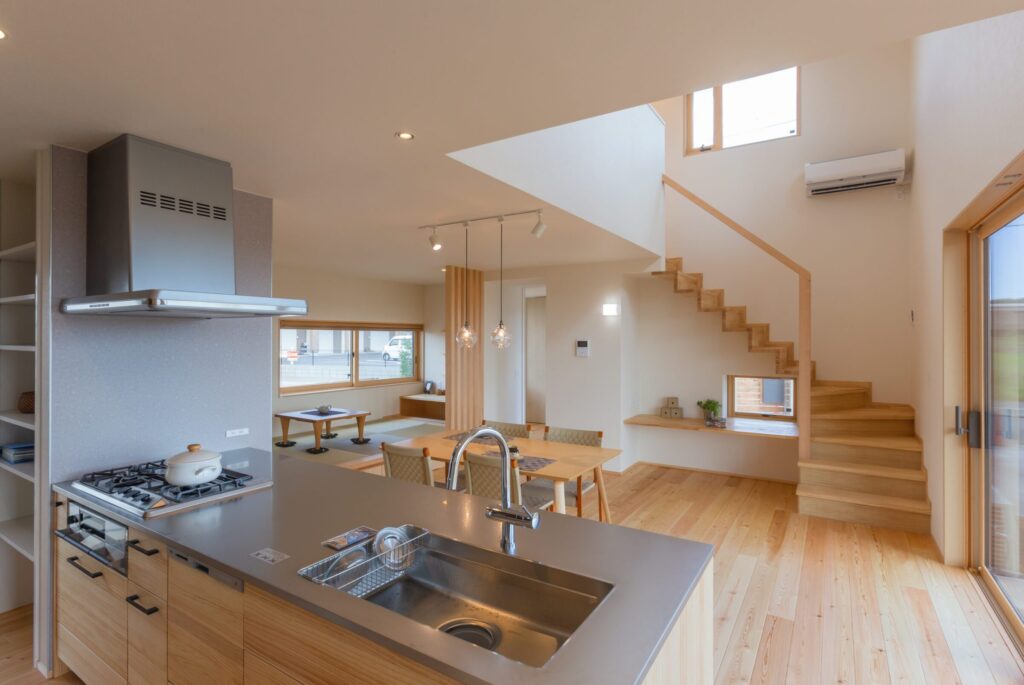 景色を取り込む、開放感あふれる吹き抜けホール