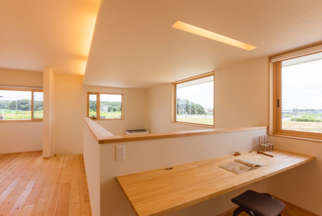 景色を取り込む、開放感あふれる吹き抜けホール