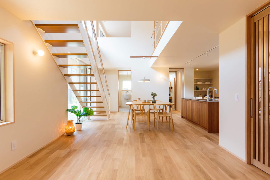 吹き抜け×勾配天井でロフトまでつながる開放的なLDK