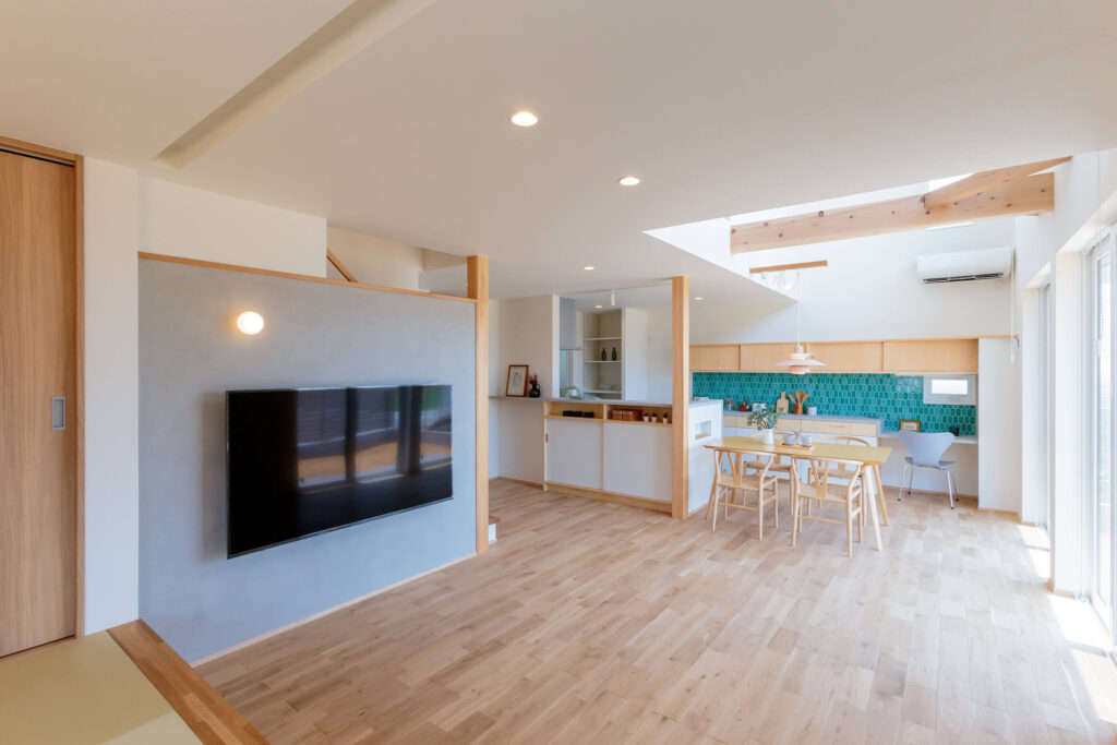 グレーの外観に木材が映えるモダンな家