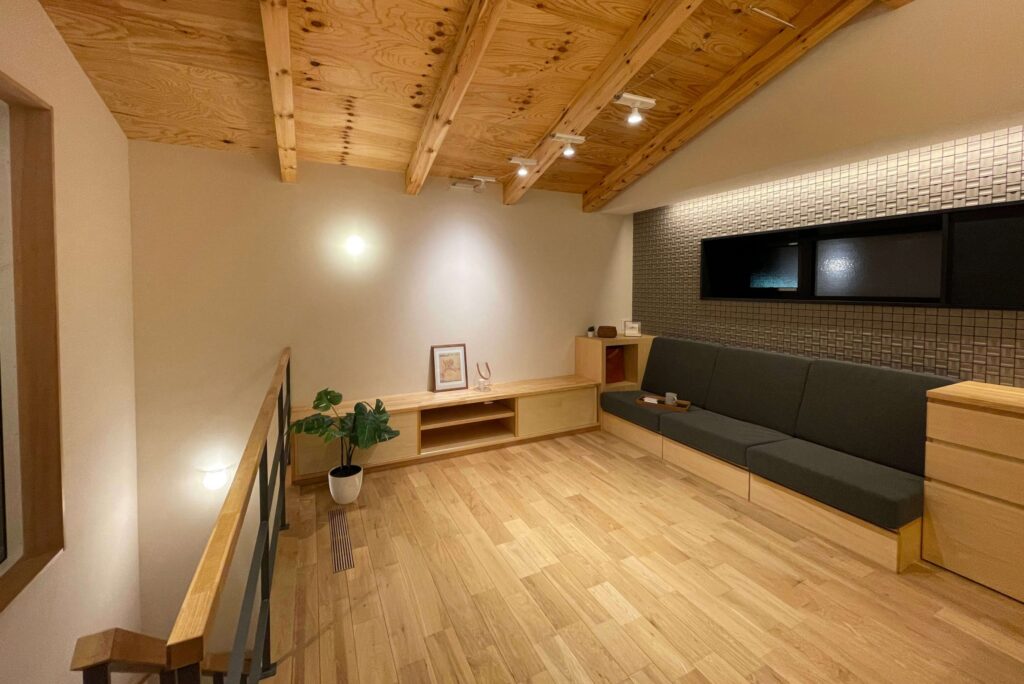 現し構造と造作家具に包まれる家