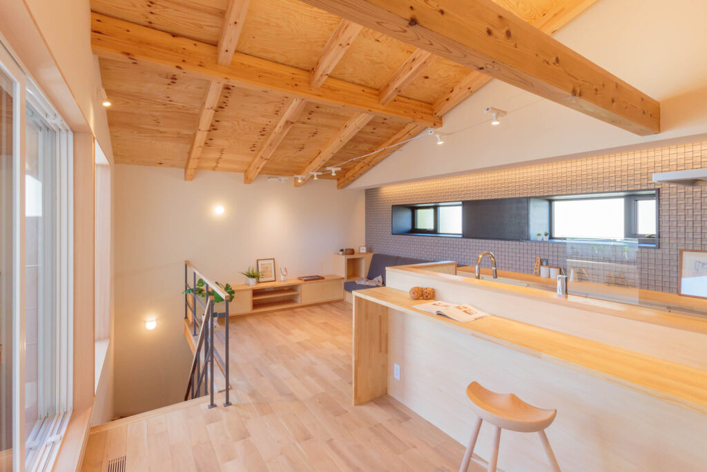 現し構造と造作家具に包まれる家