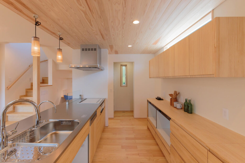 杉の板張り天井と無垢のキッチンが調和する家