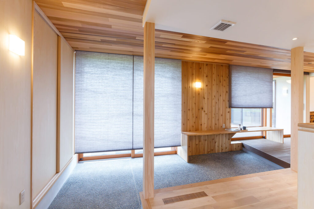 木目と大空間の土間が内外を緩やかにつなぐ家