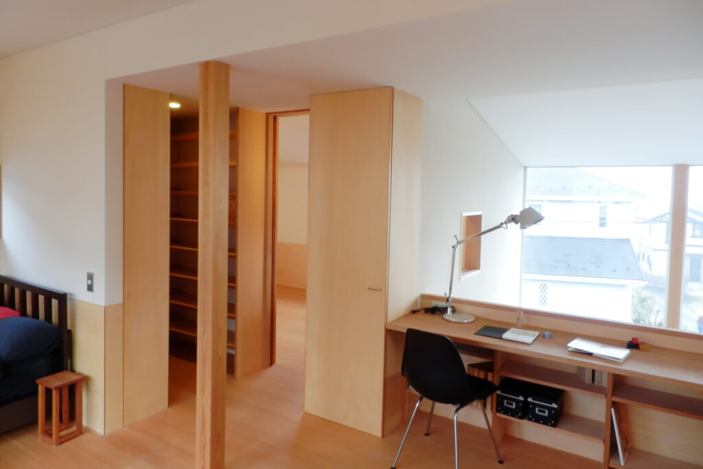 障子から光が注ぐ、プライバシーに配慮した吹き抜け