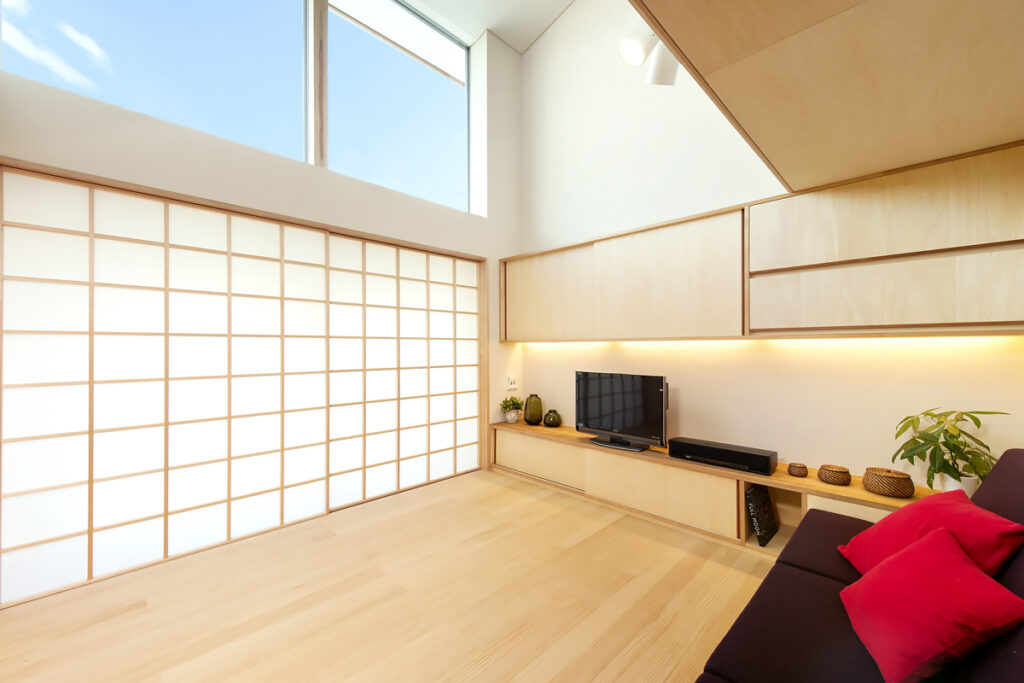 障子から光が注ぐ、プライバシーに配慮した吹き抜け