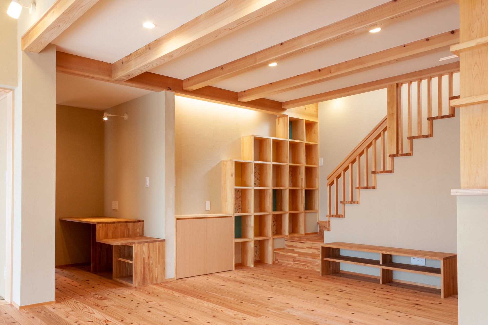 階段のインテリアを格上げする照明・壁のディテール